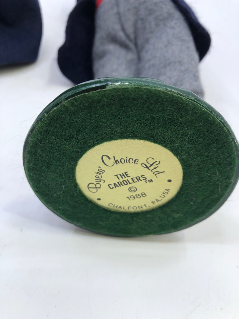 2pc BYERS' CHOICE CAROLER COUPLE- NAVY + PLAID- 1988.