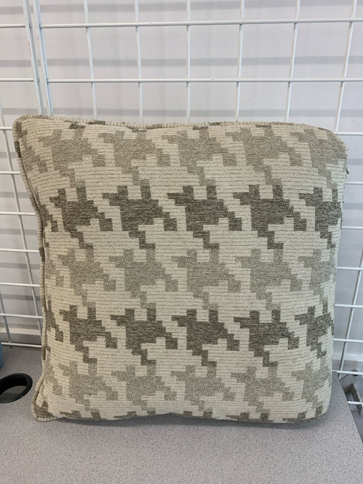 TAN GEOMETRIC ACCENT PILLOW.
