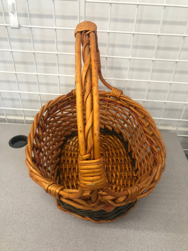 THICK WOVEN BASKET W/GREEN STRIPE.