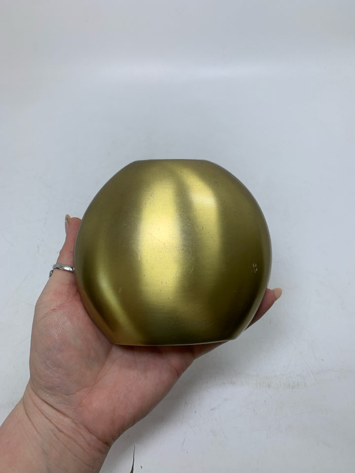 GOLD METAL NARROW CIRCLE VASE.