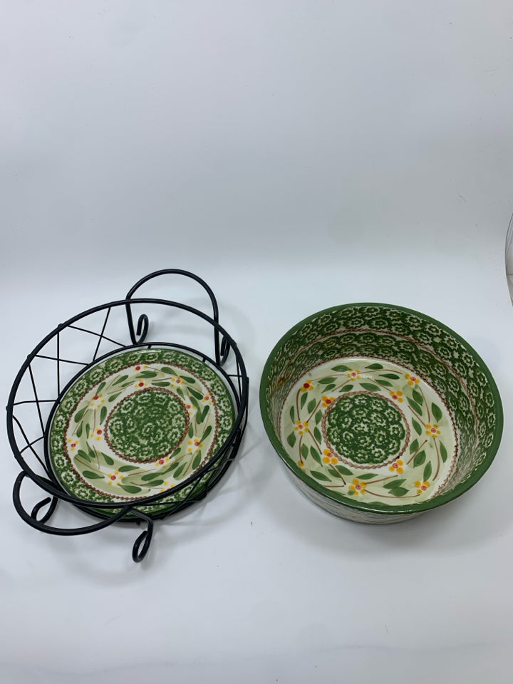 3PC CASSEROLE DISH W/METAL WIRE RACK AND TRIVET.