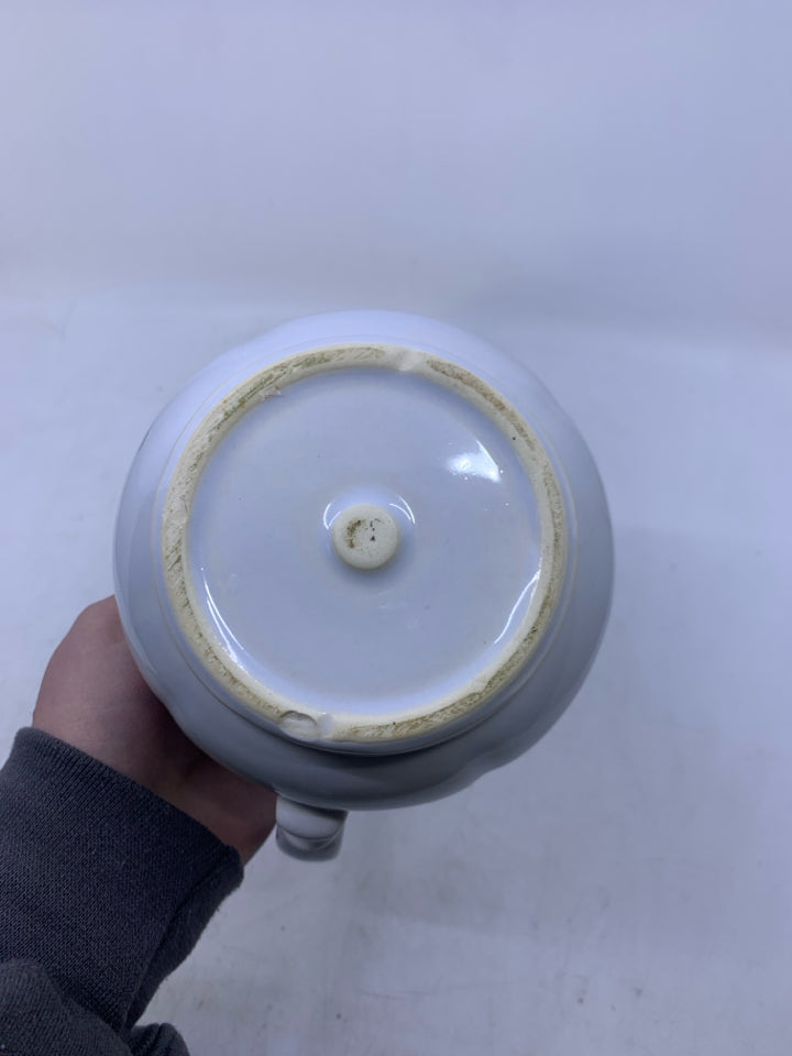 WHITE FOOTED PITCHER.