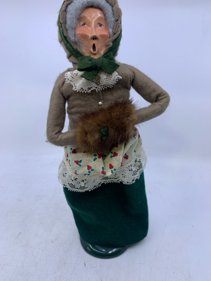 GRANDMA CAROLER W/ TAN COAT BROWN FUR MUFF 1988 BYERS' CHOICE.