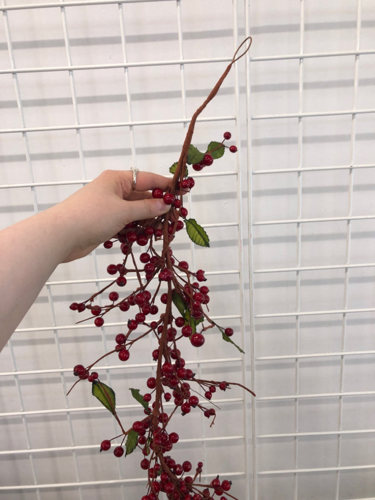 GLOSSY RED BERRY GARLAND.