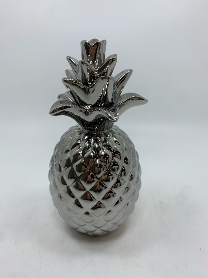 SILVER METALLIC PINEAPPLE.