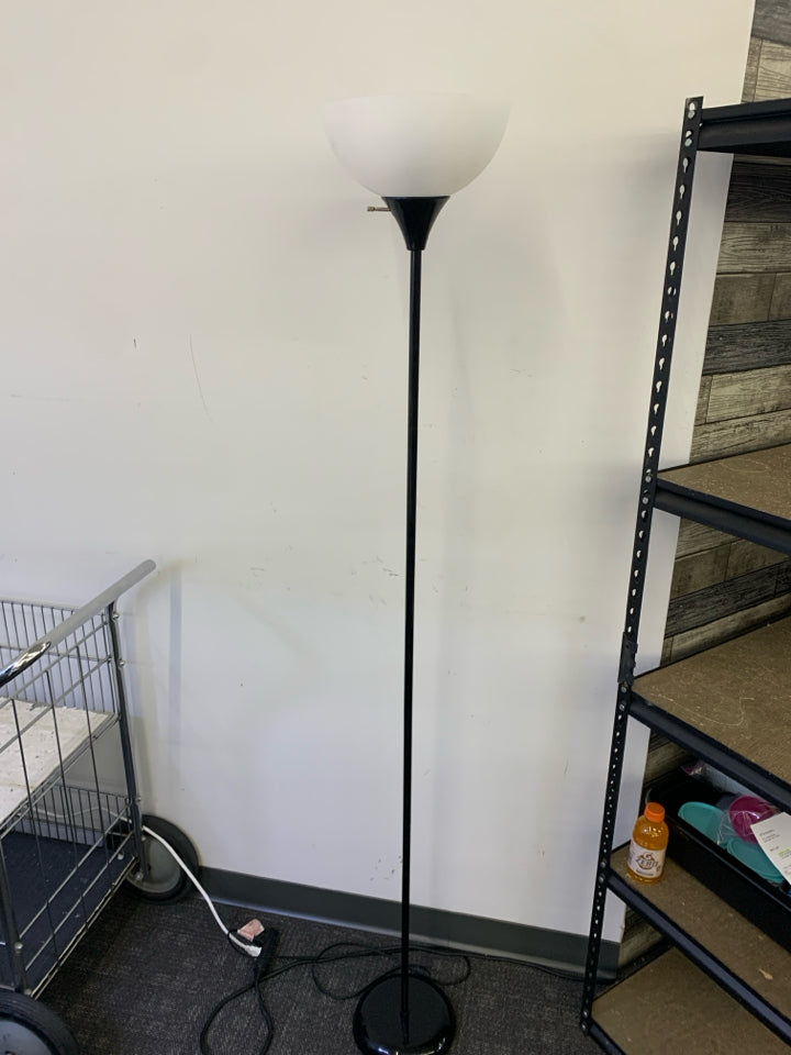 BLACK STANDING PENCIL LAMP W/ PLASTIC SHADE.