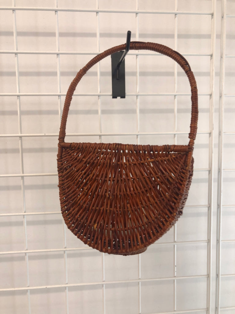 ROUND WICKER WALL BASKET.