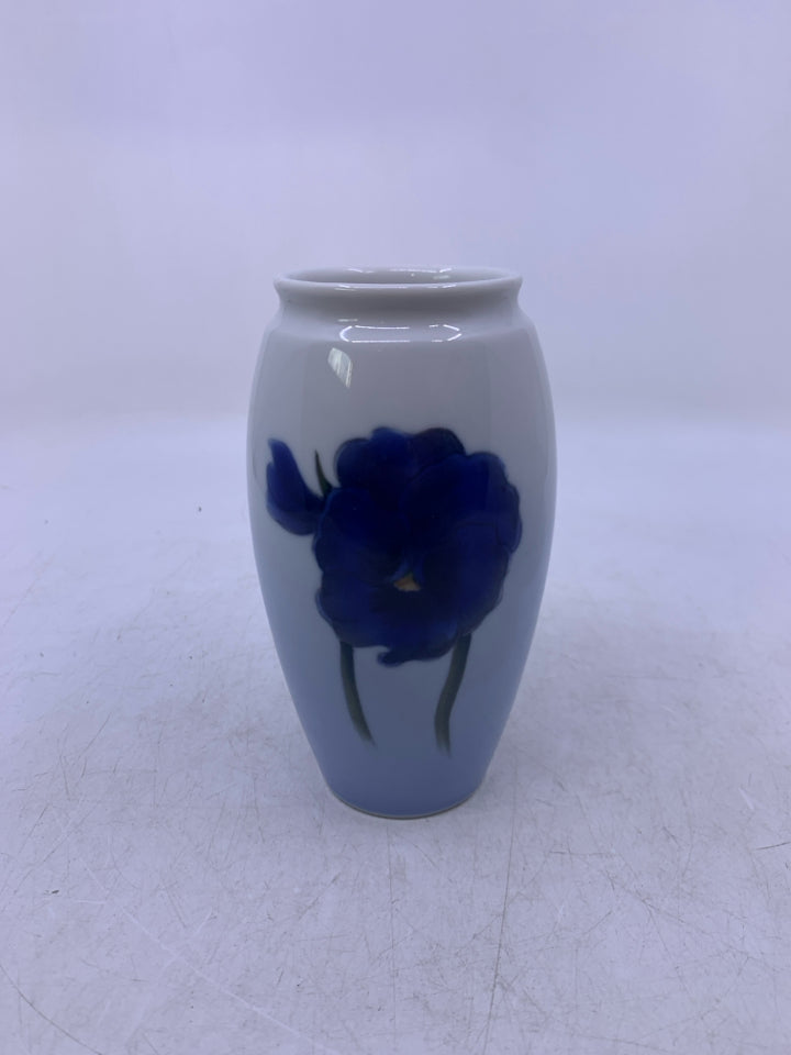 BING & GRONDAHL COPENHAGEN PORCELAIN BUD VASE OMBRE W/ DARK BLUE FLOWER.
