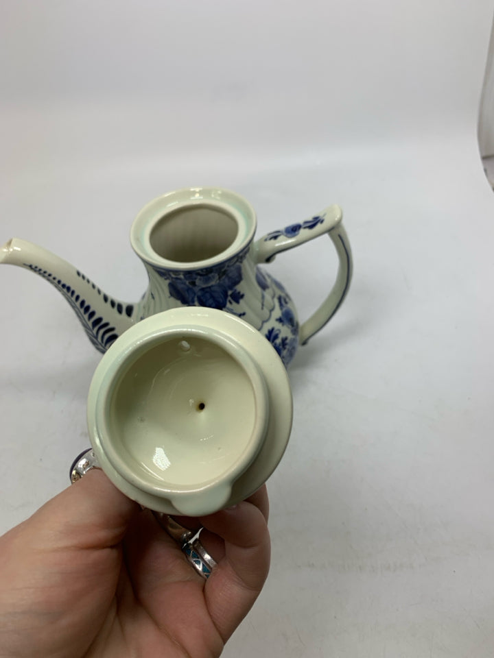 VTG HAND PAINTED FLORAL TEA POT.