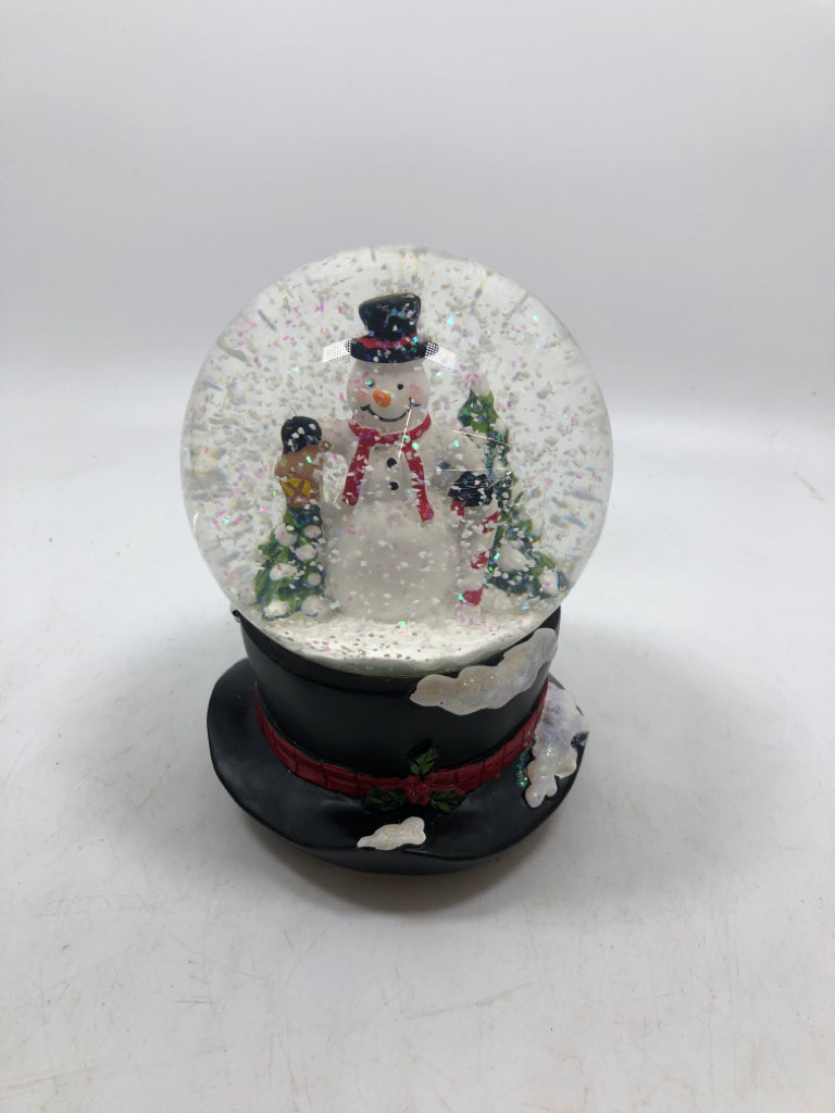 SNOWMAN ON TOP-HAT MUSICAL SNOW-GLOBE.