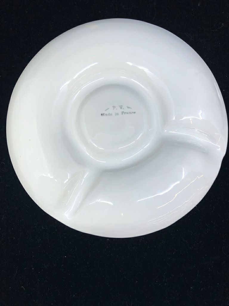 WHITE CIRCLE LEAF DETAILED SHALLOW DISH- MADE IN FRANCE.