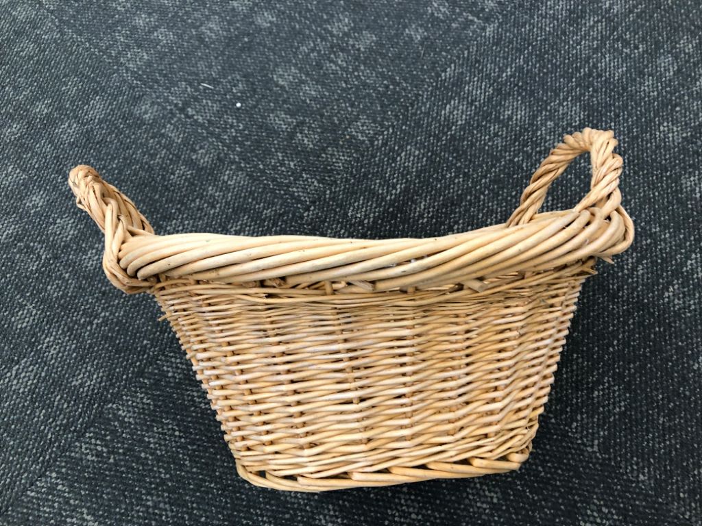 WOVEN OVAL WICKER BASKET.