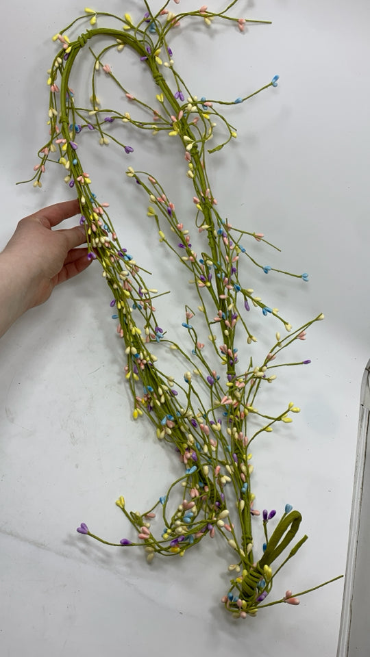 GREEN VINE GARLAND W/PASTEL PIP.