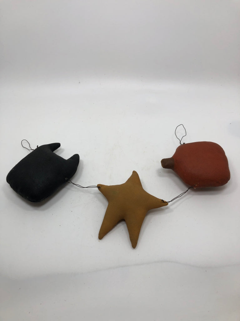 PRIMITIVE CAT AND PUMPKIN WOOD GARLAND.
