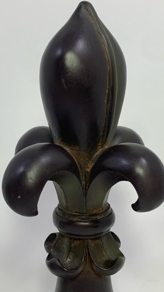 BROWN WOOD FLEUR DE LIS FINIAL DECOR.