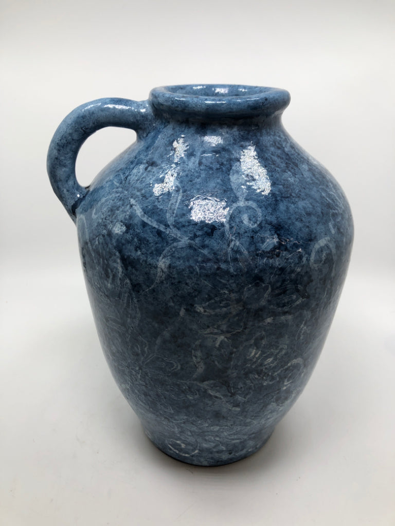 BLUE TERRA COTTA SHORT NECK VASE W/ HANDLE W/ FLORAL DESIGN.