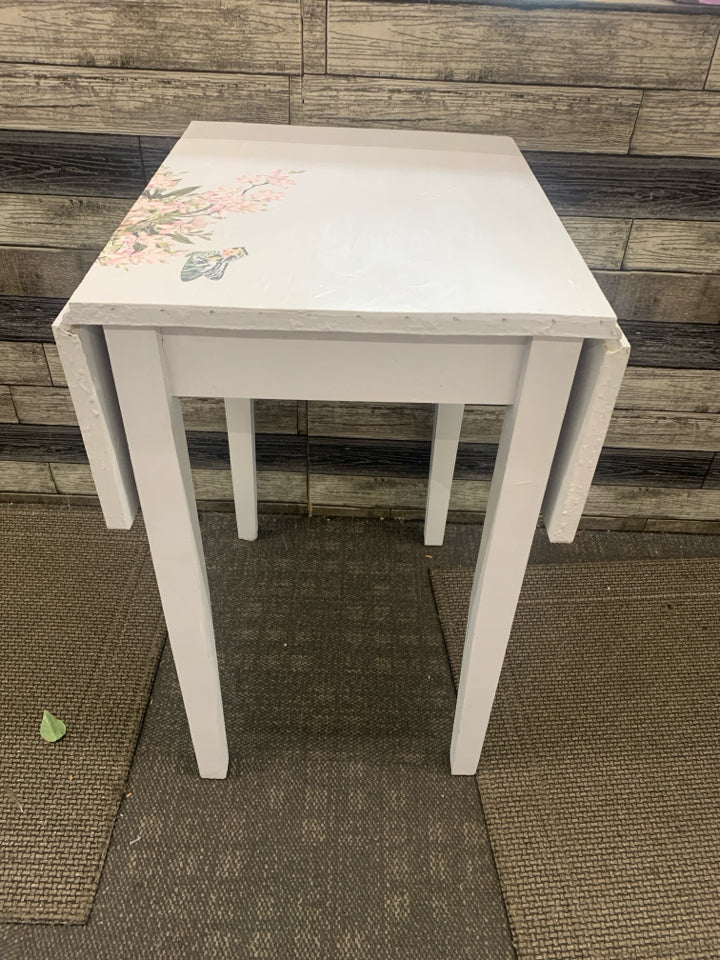 WHITE PAINTED FOLDABLE WING TABLE.