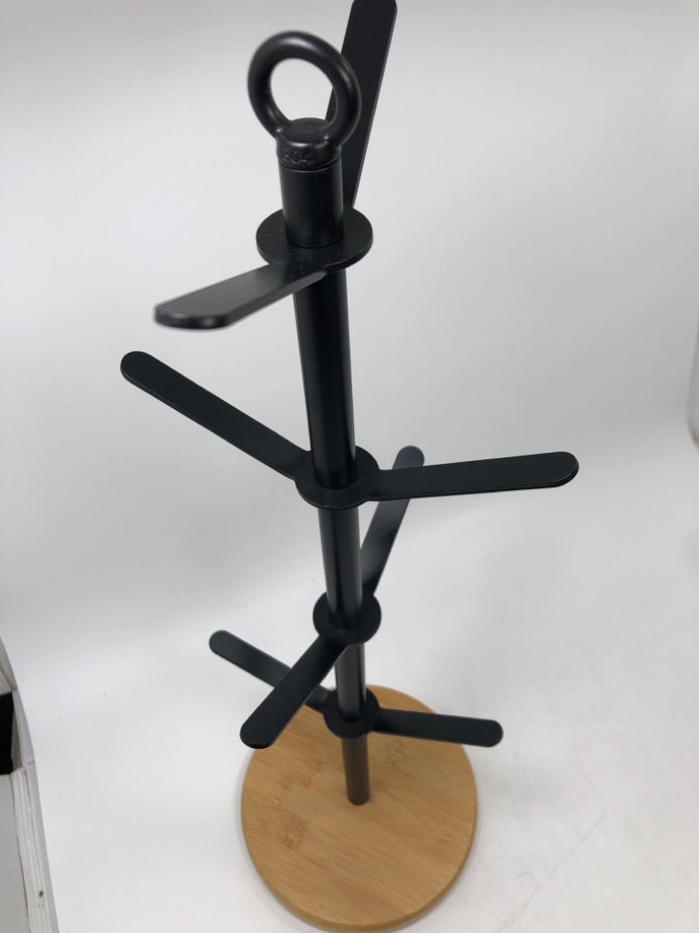 BLACK METAL MUG RACK W/WOODEN BASE.