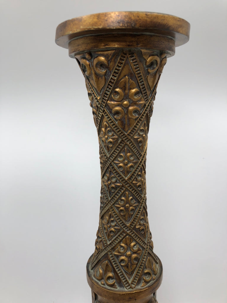 ORNATE GOLD FLEUR DE LIS PILLAR CANDLE HOLDER.