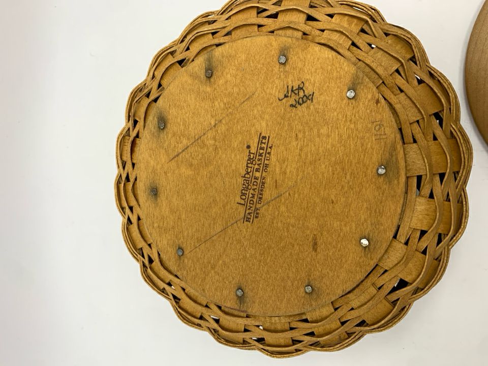 2009 ROUND BASKET W/PLASTIC INSERT, RED FABRIC LINER + WOOD LID.