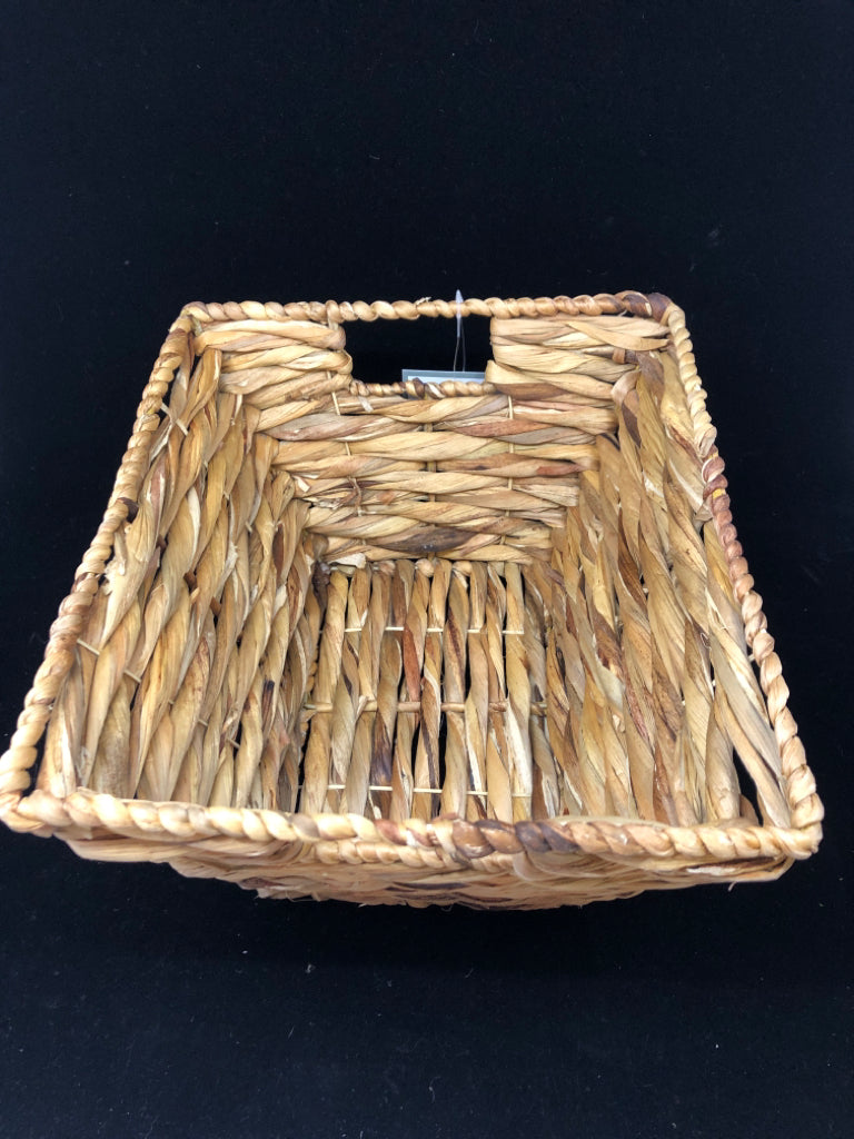 MULTI-TONED WOVEN SQUARE BASKET ROOM 2 ROOM.