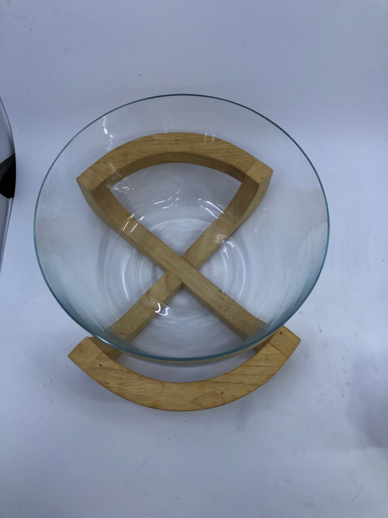 CLEAR GLASS BOWL ON WOOD STAND.