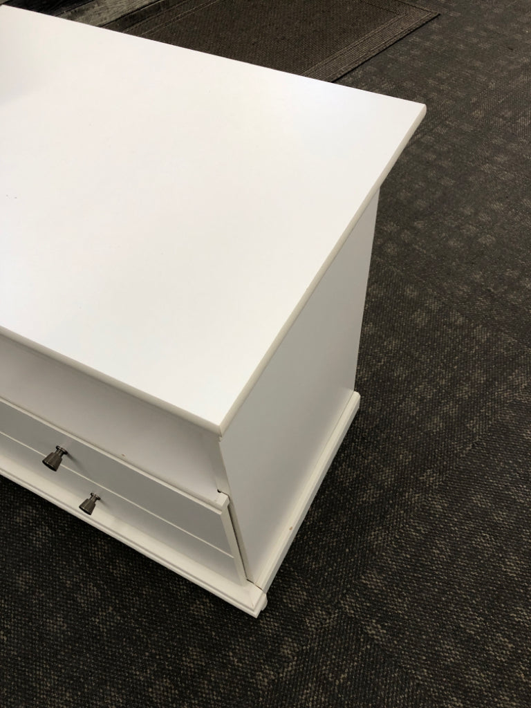 ONE-DRAWER WHITE NIGHTSTAND.