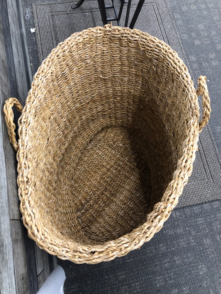 LG WOVEN WICKER BASKET.
