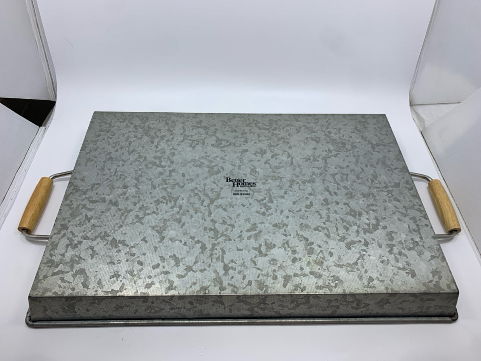 GREY GALVANIZED TRAY W/WOODEN HANDLES.