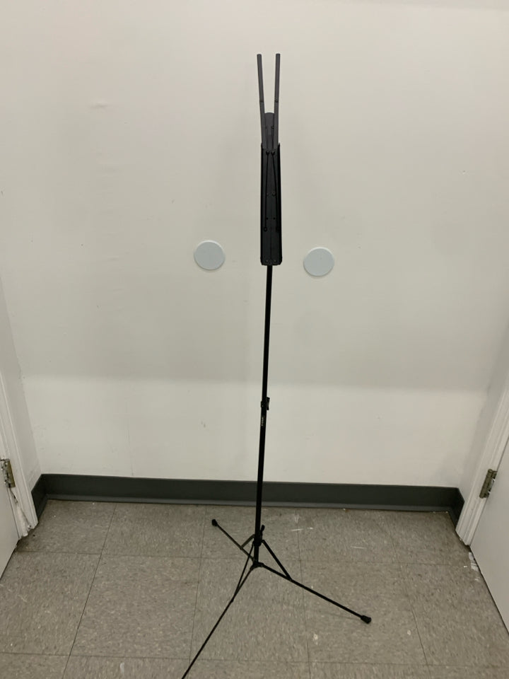 ADJUSTABLE BLACK METAL MUSIC STAND.