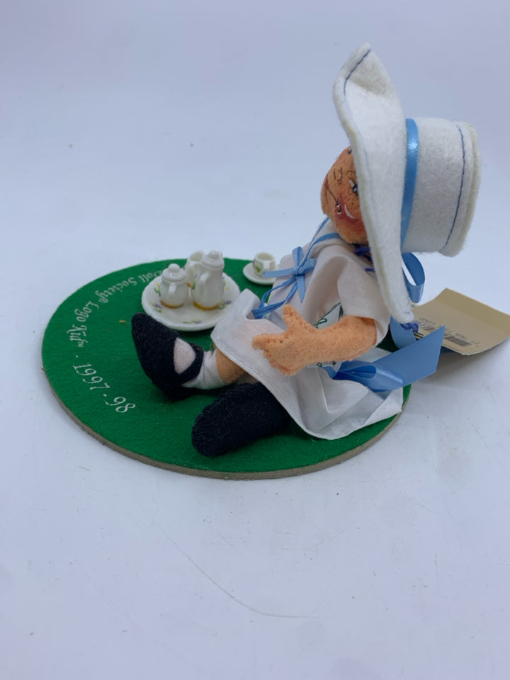 ANNALEE SOCIETY DOLL HAVING TEA 1997-98.