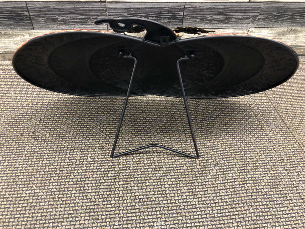 METAL EMBOSSED PUMPKINS STANDING SIGN.