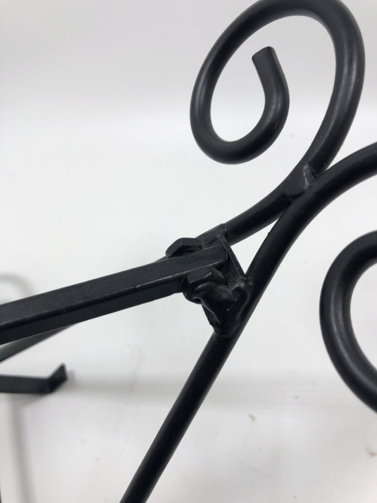 METAL SCROLL STAND.