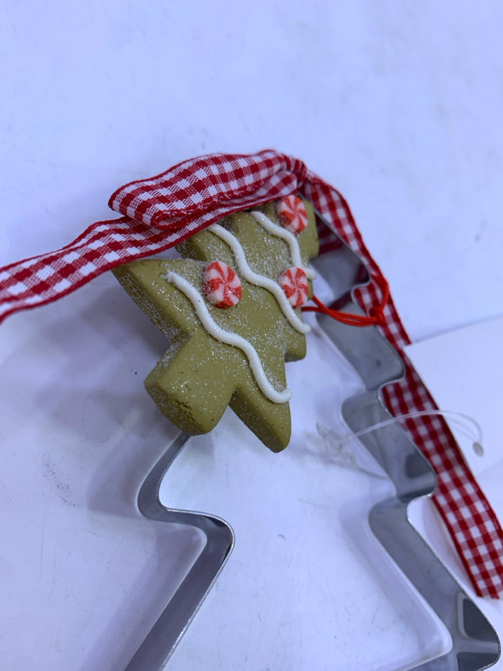 SILVER METAL TREE COOKIE CUTTER ORNAMENT.
