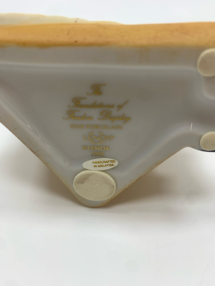 WE THE PEOPLE PORCELAIN DECOR.