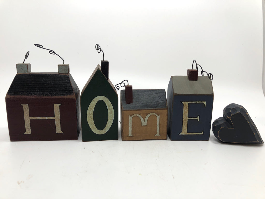 5PC WOOD HOME HOUSES AND HEART.