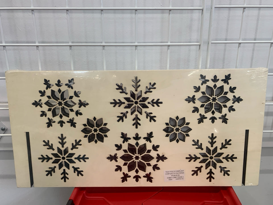 NIP WOOD PIERCED TREE COLLAR RED MERRY CHRISTMAS SNOW FLAKES.