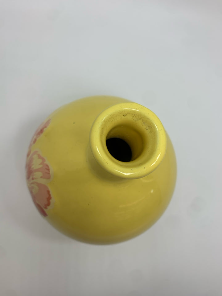 PINK FLOWER PAINTED YELLOW CERAMIC BUD VASE.