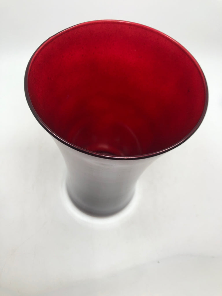 RED GLASS VASE W/CLEAR BOTTOM.