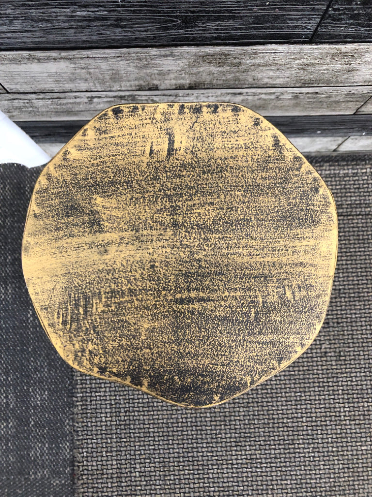 SMALL GOLD BRUSHED TABLE W/RUSTIC DETAILS.