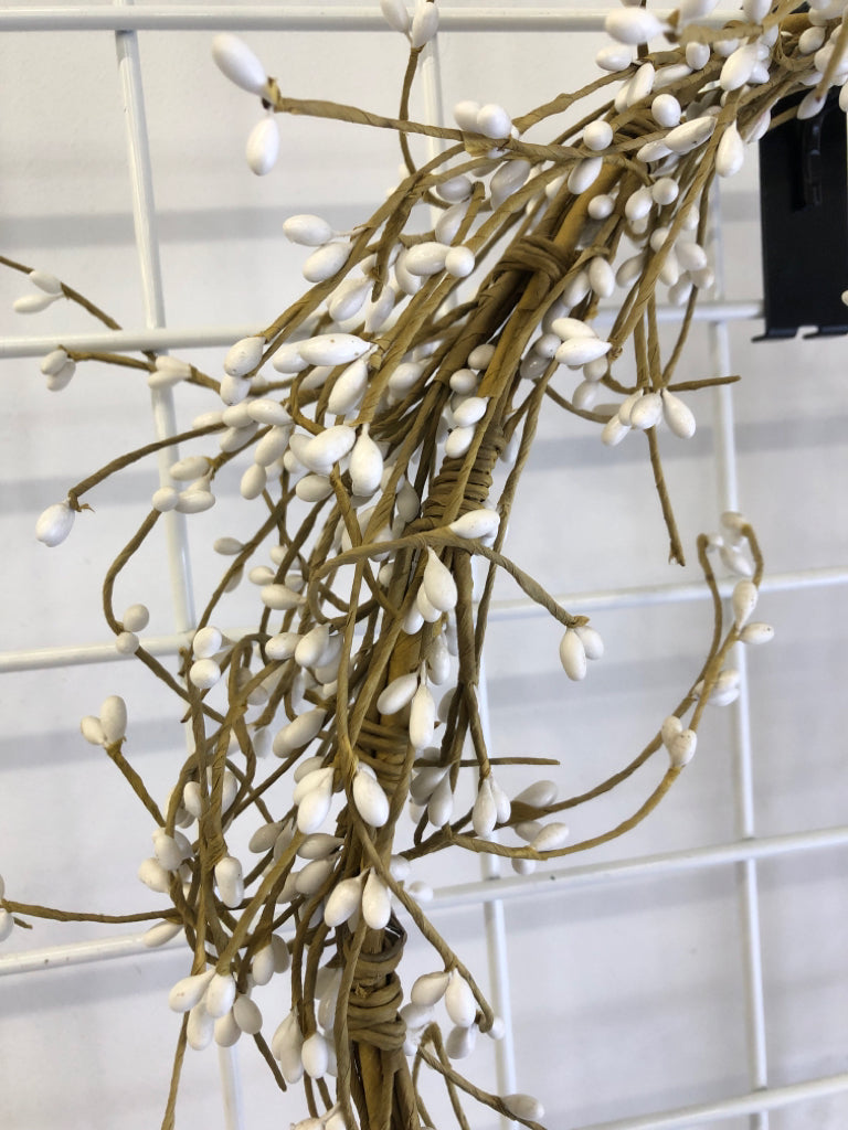 WHITE PIP BERRIES GARLAND.