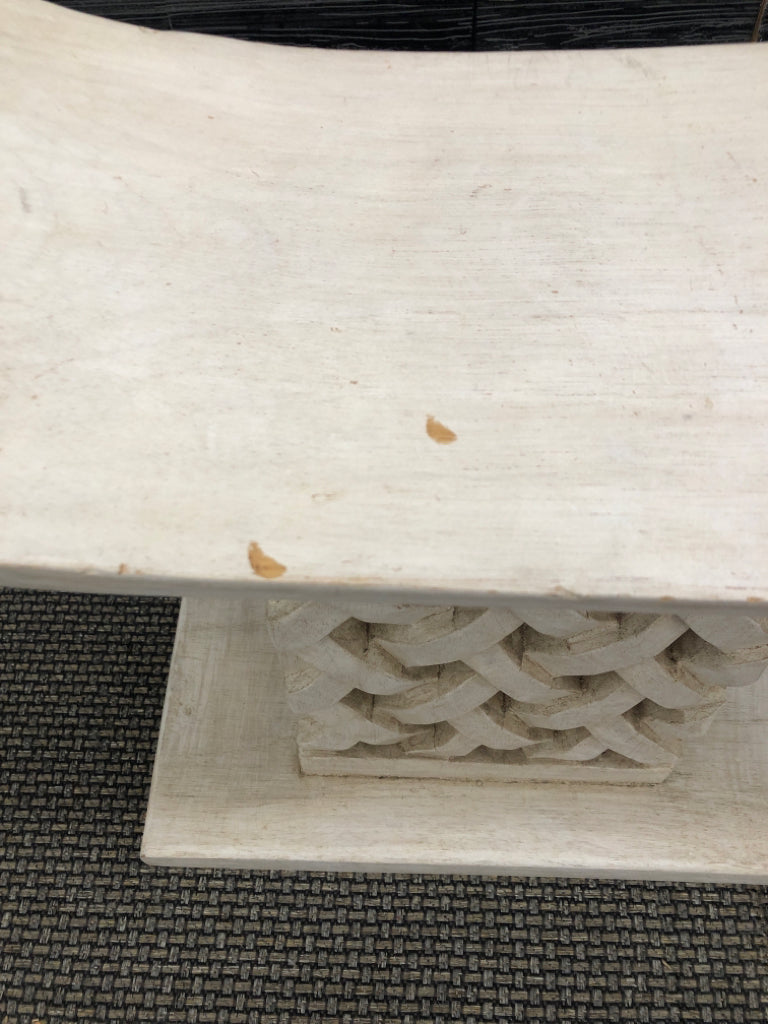 CURVED SEAT- CRISS CROSS BASE BENCH.