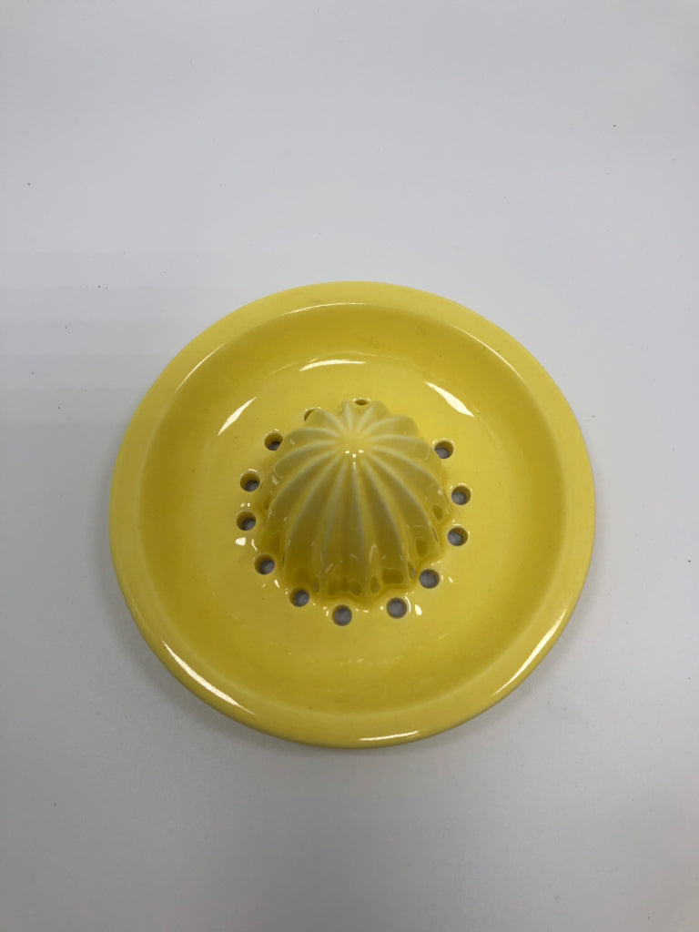 RAE DUNN LEMON CITRUS JUICER.