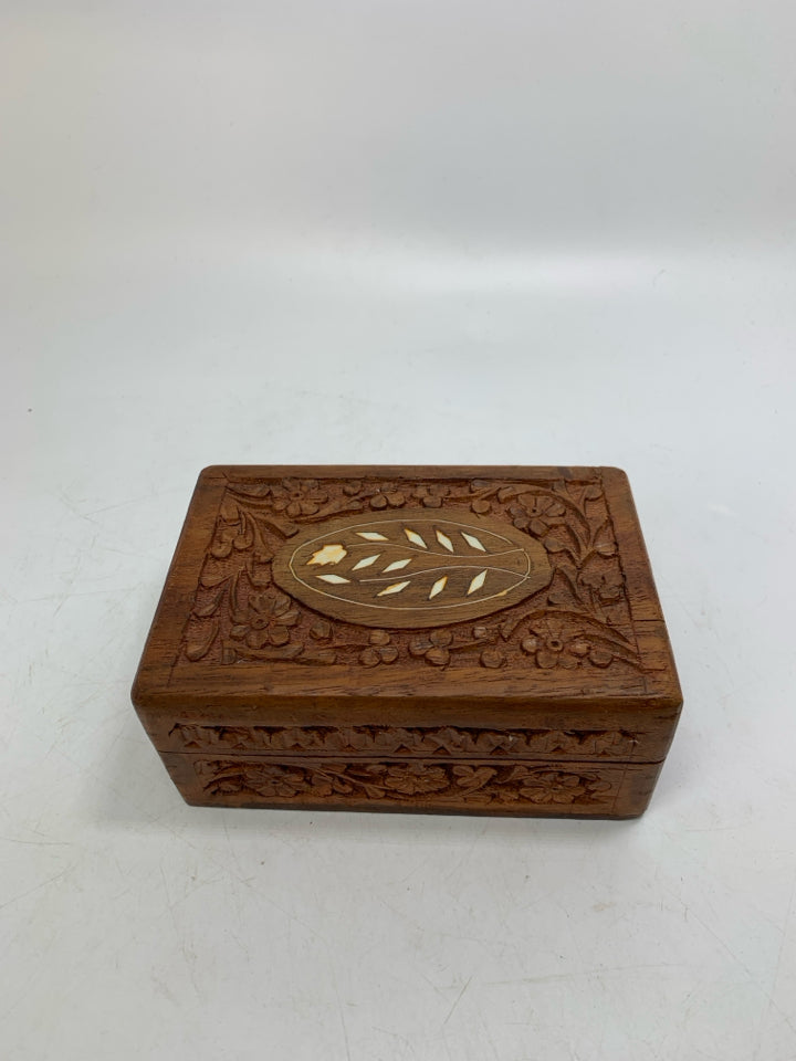 RECTANGLE CARVED WOOD JEWELRY BOX W/ FLOWER IN LAY.