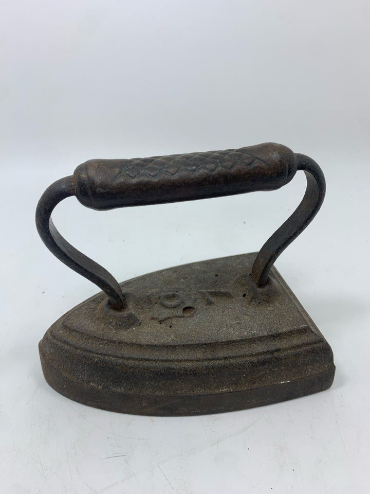 ANTIQUE SAD CAST IRON IRON.