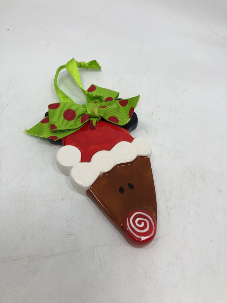 MUD PIE FLAT CERAMIC REINDEER FACE ORNAMENT.