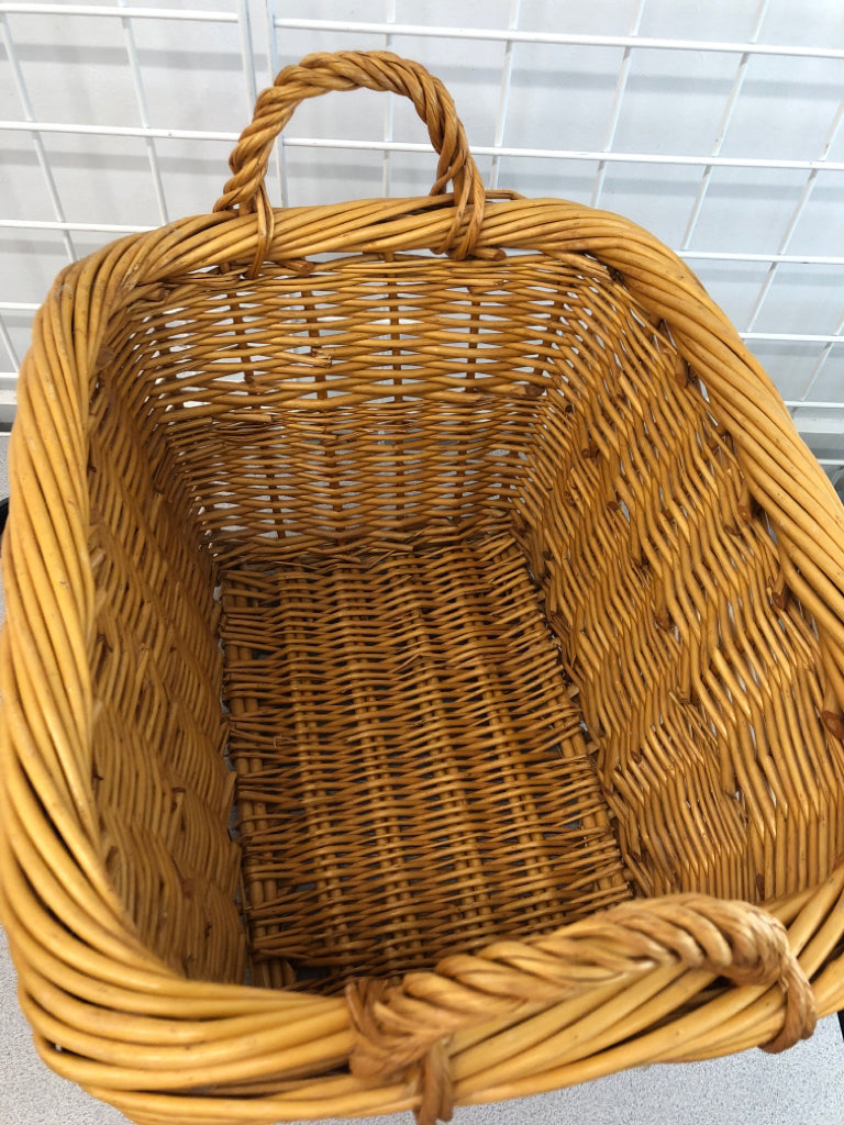 RECTANGLE WICKER BASKET W/HANDLES.