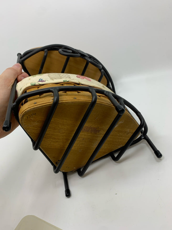 CORNER BASKET IN WROUGHT IRON STAND SET.