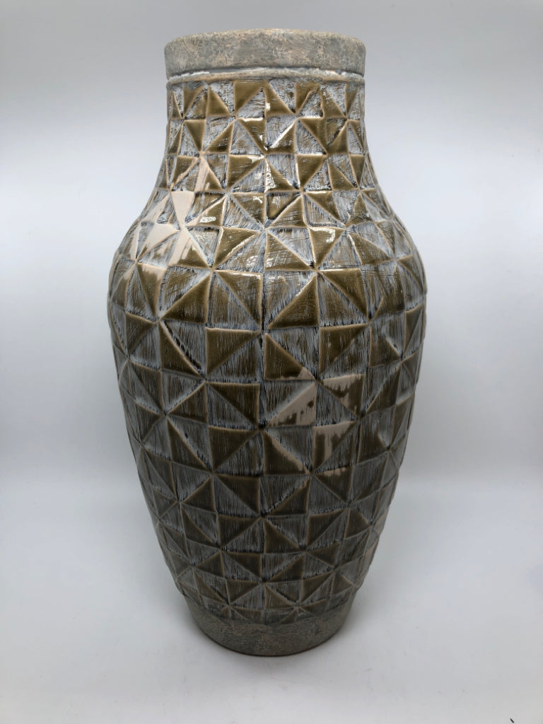 TRIANGULAR WASHED TAN VASE.