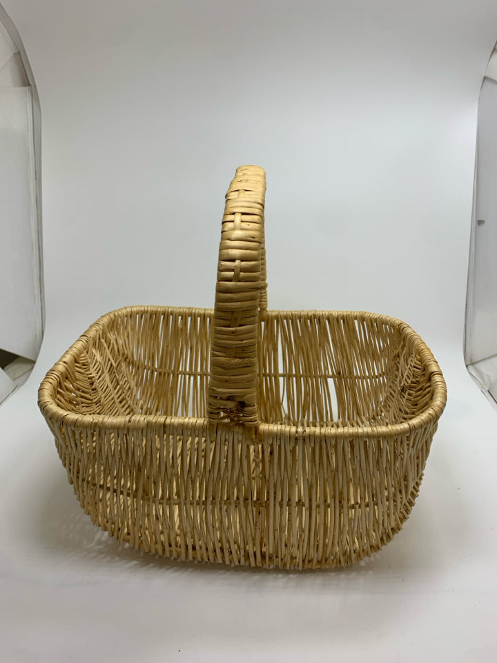 WOVEN WICKER BASKET.